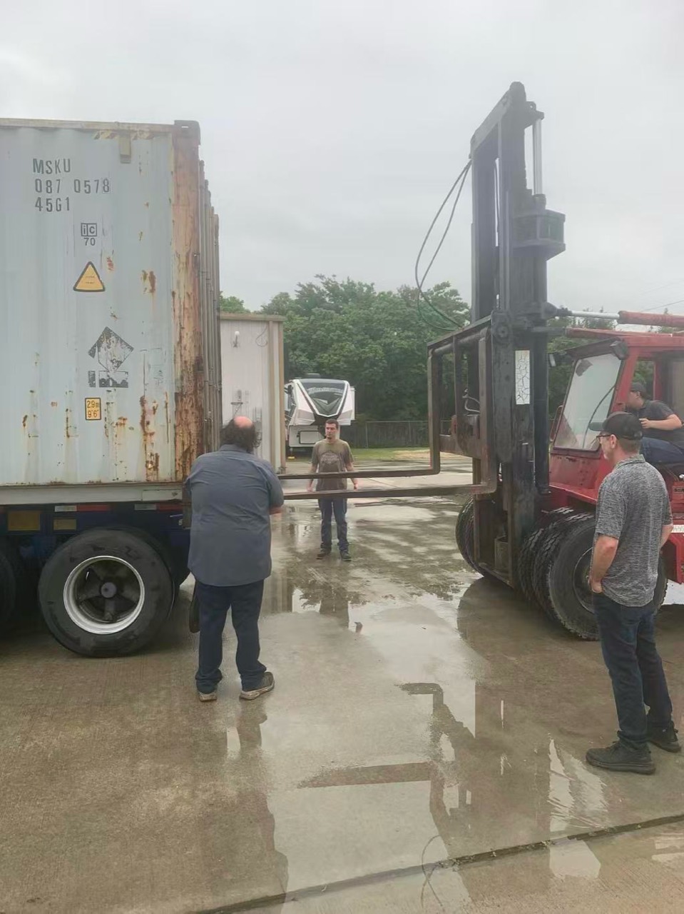 Container unloading operation at a destination warehouse