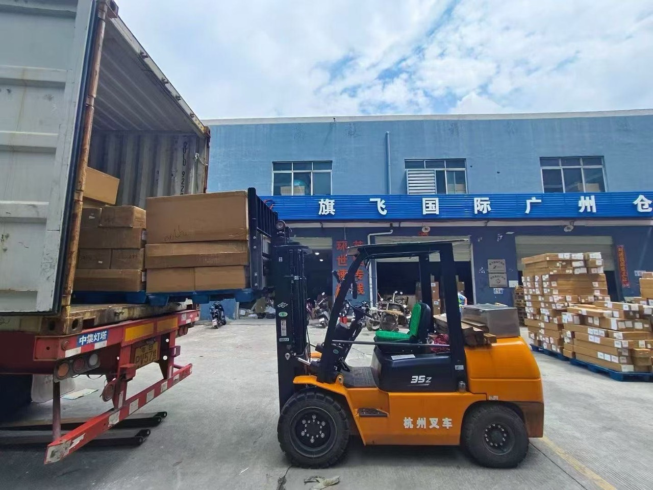 QIFLY Guangzhou warehouse team loading export cargo into a shipping container by forklift
